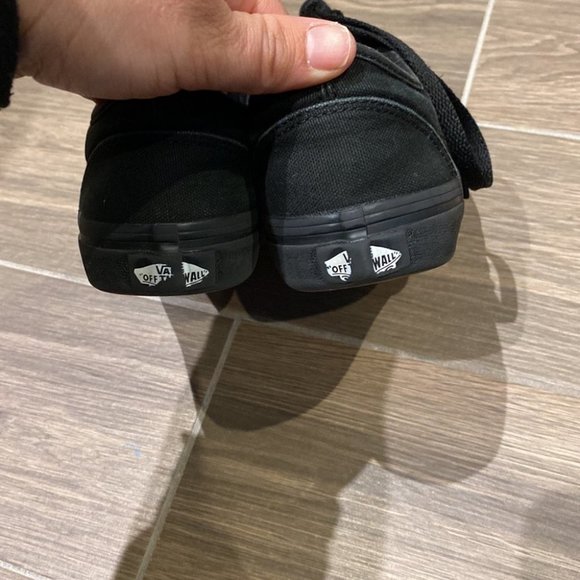 Vans Kids Unisex Solid Black Running Sneaker Shoes Lace Up Size 4 Youth - Picture 4 of 6